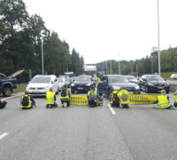 Aktivister blockerar trafiken