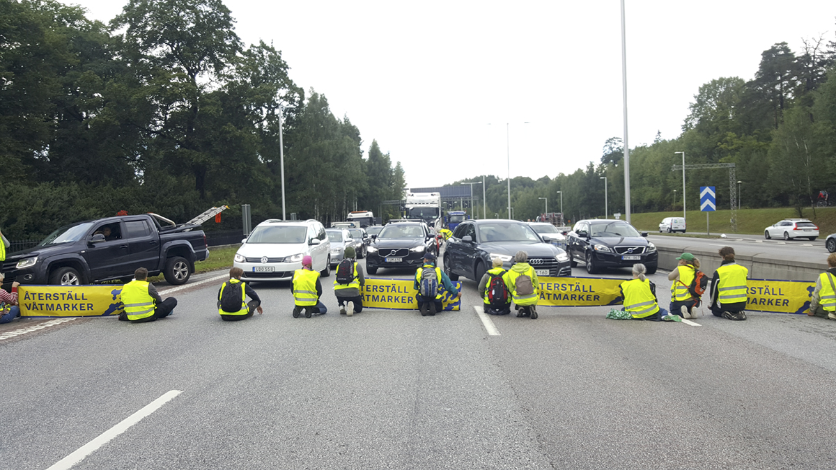 Aktivister blockerar trafiken