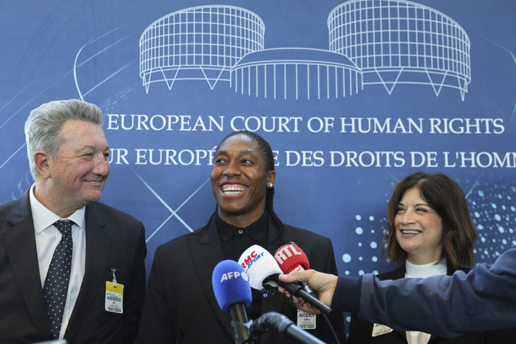 Caster Semenya, i mitten, svarar på frågor från journalister
