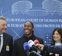 Caster Semenya, i mitten, svarar på frågor från journalister
