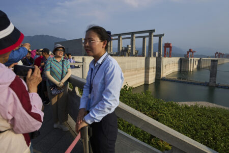 människor tittar på dammbygge