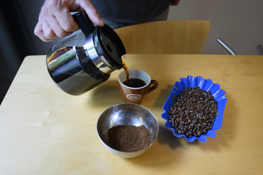 hand som häller upp kaffe i en kopp