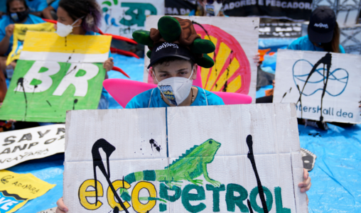 Protest mot utvinning av fossila bränslen.