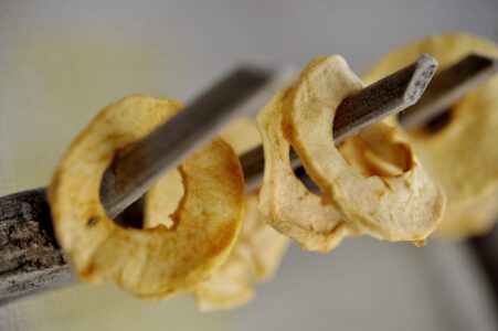 Äppelringar på tork.