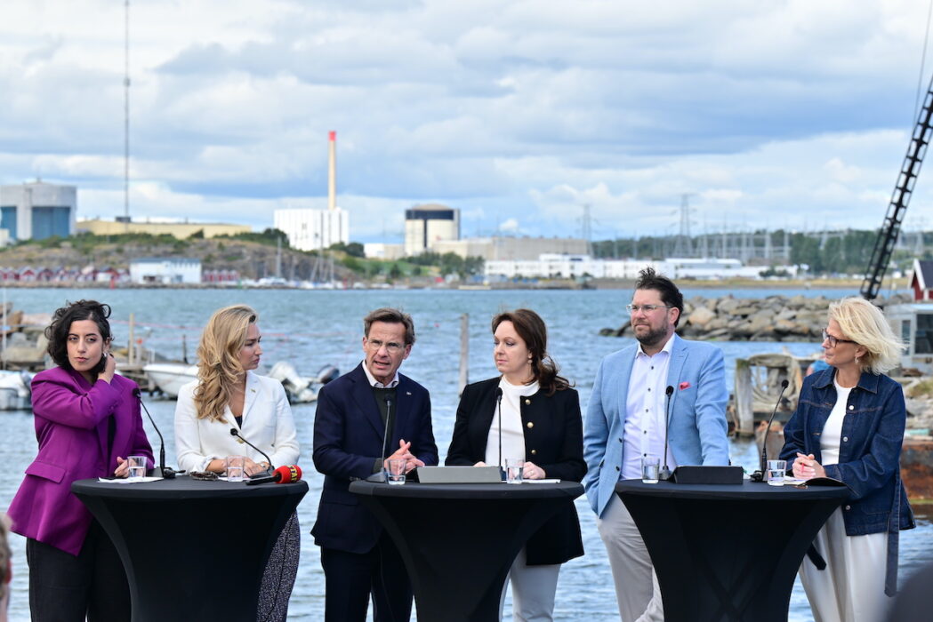 Liberalernas partiledare Simona Mohamsson, Kristdemokraternas partiledare Ebba Busch, statsminister Ulf Kristersson (M), Vattenfalls vd Anna Borg, Sverigedemokraternas partiledare Jimmie Åkesson och finansminister Elisabeth Svantesson (M) under en pressträff om ny kärnkraft i Bua hamn med Ringhals kärnkraftverk i bakgrunden.