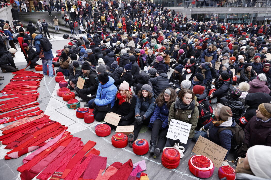 Rebellmammorna som är en del av Extinction rebellion manifesterar för klimatet på Overshoot Day på Sergels torg i april 2024.