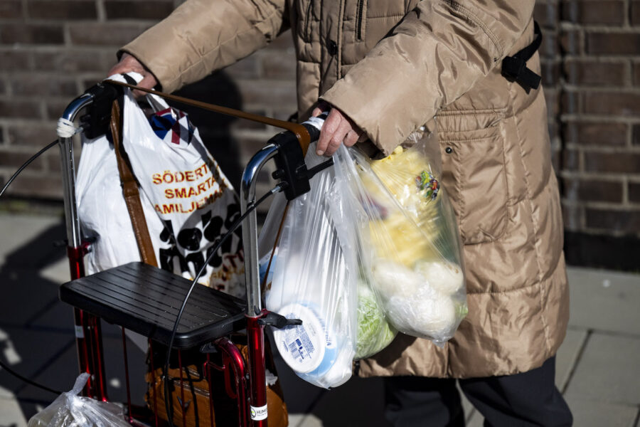 Samtidigt som förbrukningen av plastbärkassar (til vänster i bild) har minskat har användningen av fruktpåsar ökat sedan Naturvårdsverkets senaste mätning.