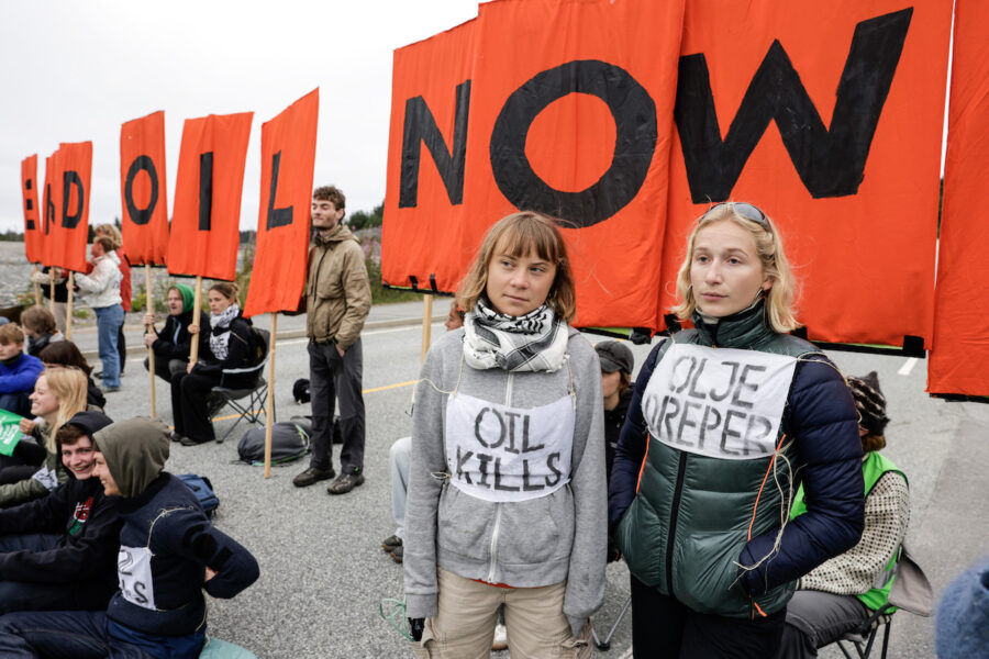 Aktivisterna Greta Thunberg och Lea Wiggen deltar i aktionen mot Equinors oljeraffineri i Mongstad.