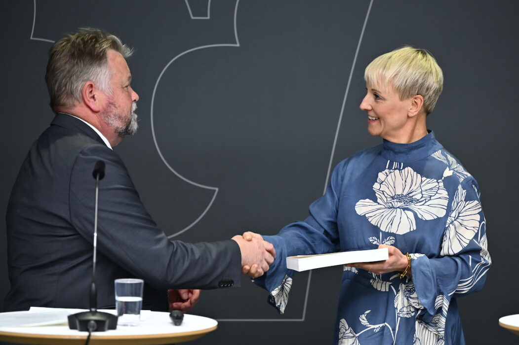 Äldre- och socialförsäkringsminister Anna Tenje (M) tar emot kvalificeringsutredningen från den särskilde utredaren Göran Lundahl 29 april 2025.