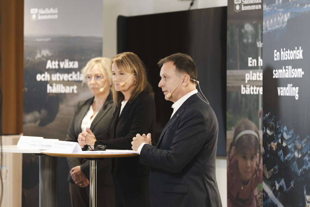 Helene Hellmark Knutsson, landshövding i Västerbotten, Kristina Sundin Jonsson, kommundirektör, och Lorents Burman (S), kommunstyrelsens ordförande i Skellefteå, håller presskonferens i september 2024 med anledning av att batteritillverkaren Northvolt varslar 1 000 personer i Skellefteå.