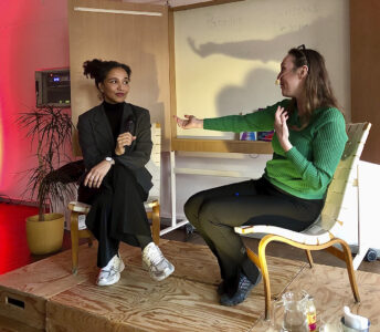 Minna Salami och Jonna Bornemark samtalar på scen.