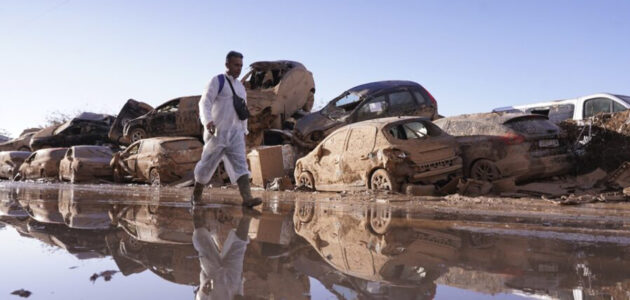 man går i vattenpöl