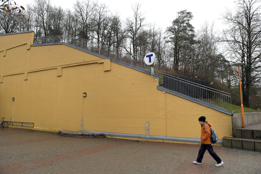 Förutom risk för ökad kriminalitet och människohandel blir det orättvist för de nyanlända som kan arbeta att inte få barnbidrag eller bostadsbidrag förrän efter fem års uppehållstillstånd, uppger forskare.