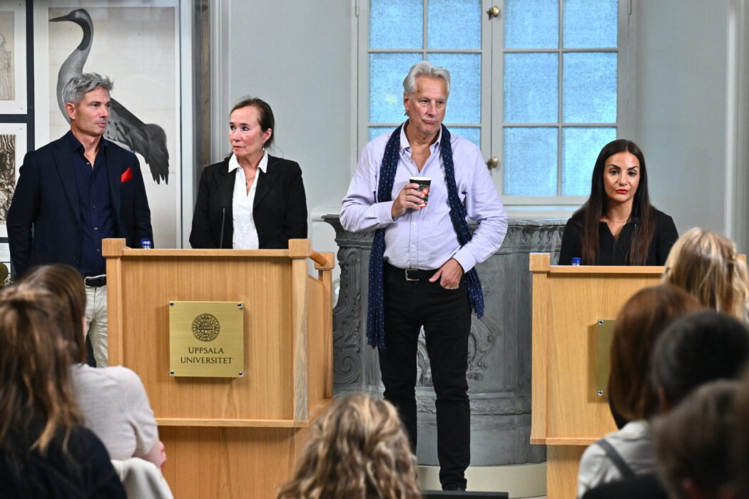 Daniel Waldenström, professor i nationalekonomi, Karin Sidén, museichef på Waldemarsudde, kommitténs ordförande Lars Trägårdh, och kulturminister Parisa Liljestrand (M) tar emot slutbetänkandet ”En kulturkanon för Sverige” vid en pressträff på Gustavianum i Uppsala.