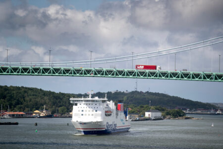 Färja på väg in i Göteborgs hamn.