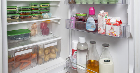 öppet kylskåp med mat
