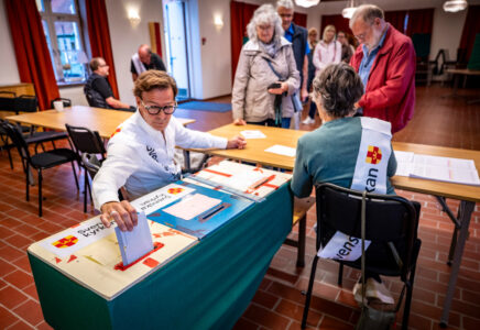 Valkuvert läggs i valurna.