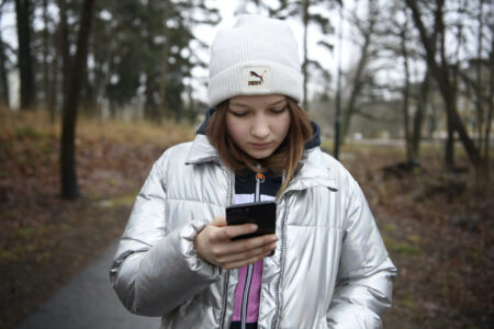 Ungdom med mobiltelefon