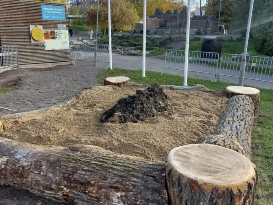 Här ska de finländska barnen leka i en sandlåda med jordmaterial blandat med sand för att exponera dem mot skogsmikrober.