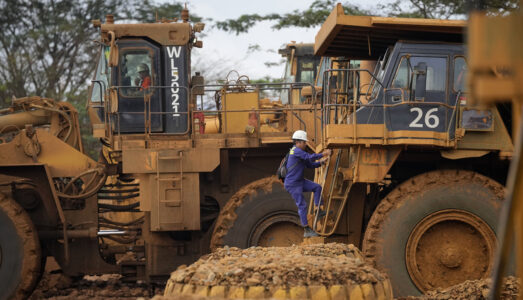 man går in i stor gruvgrävarmaskin