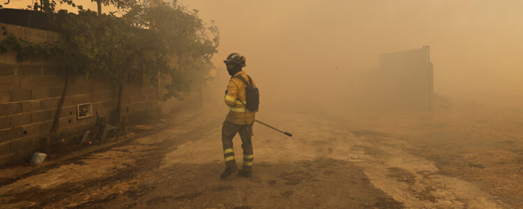 man går i rök från brand