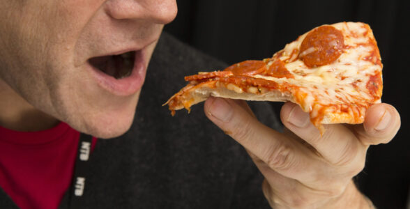 Man äter pizza