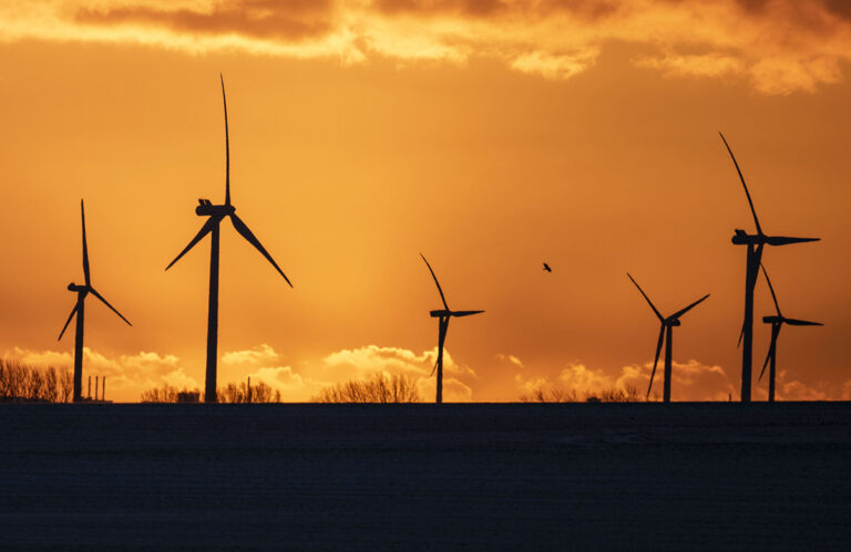vindkraftverk i solnedgång
