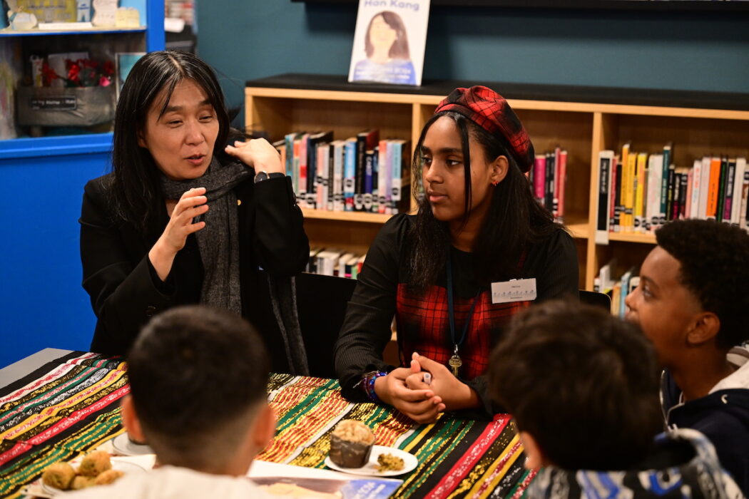 Barn med utländsk bakgrund läser mer och besöker biblioteket oftare än barn med svensk bakgrund, och flickor läser mer än pojkar.
