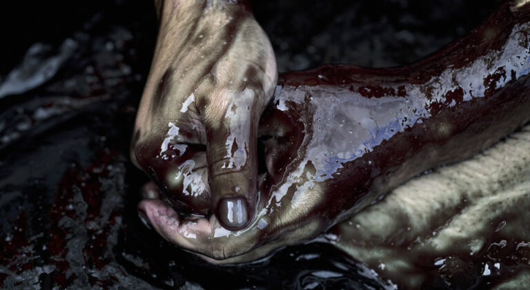 oljeindränkta händer