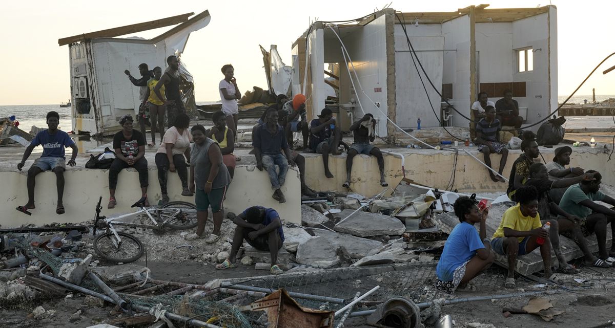 människor sitter i husbråte