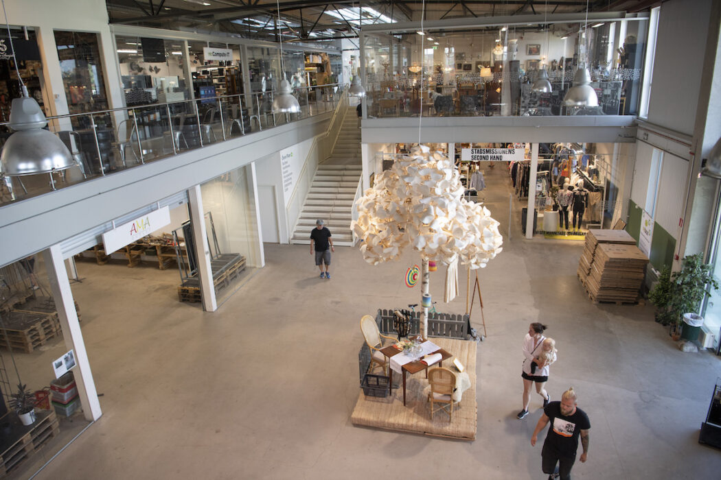 Återbruksgallerian Retuna i Eskilstuna ser ut som en traditionell galleria men säljer endast återvunna föremål.