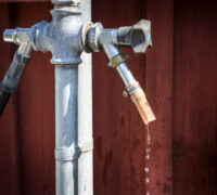 Droppande vattenkran