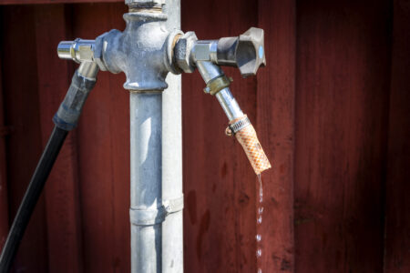 Droppande vattenkran