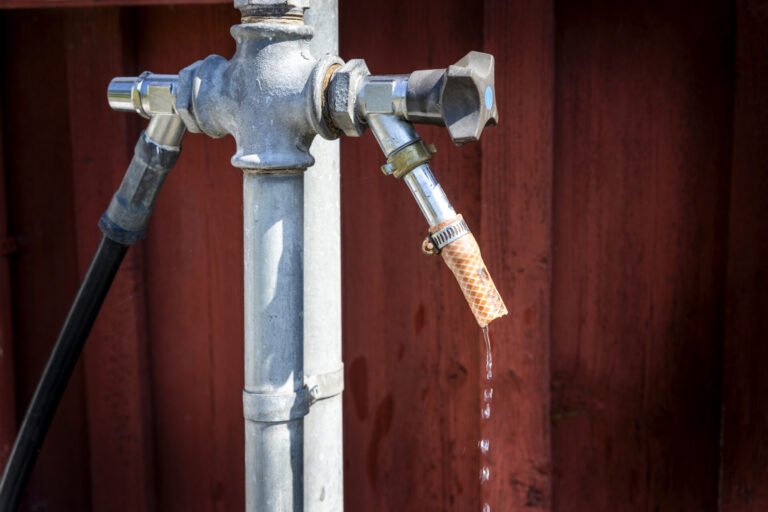 Droppande vattenkran