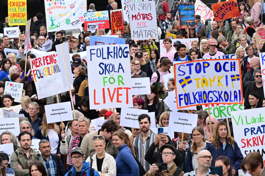 Nationell manifestation för Folkhögskolan på Sergels Torg i Stockholm i september 2023.