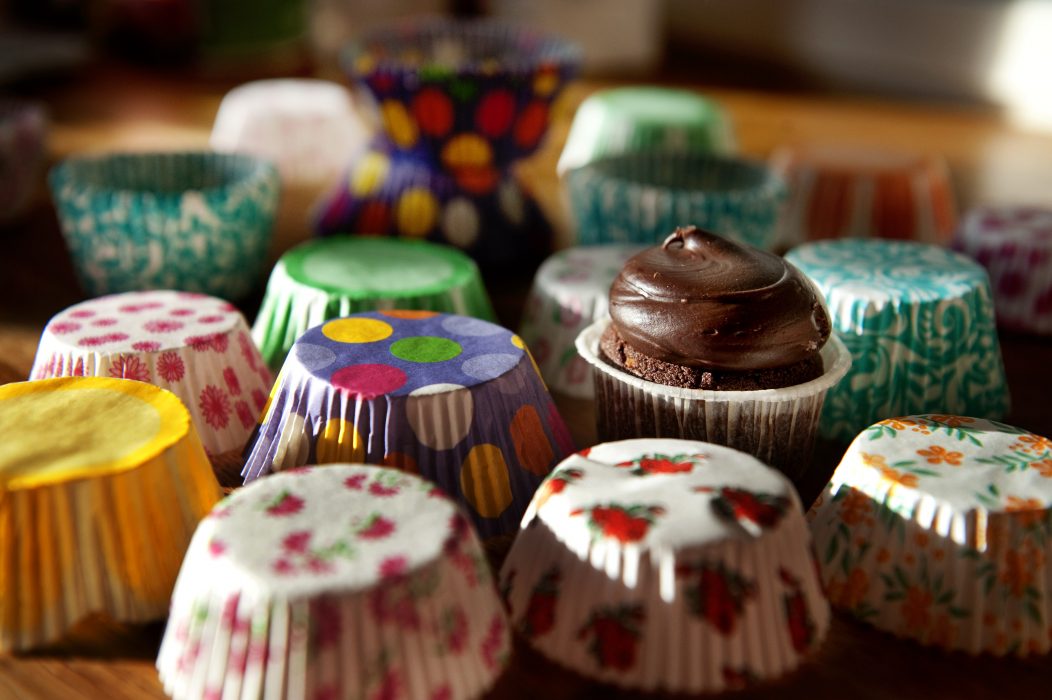 STOCKHOLM 20110128
Att baka cupcakes är riktigt kul. Gå loss med fina formar och pråligt pynt. "Less is more" existerar inte i cupcakesvärlden.
Foto: Jessica Gow / SCANPIX / Kod 10070