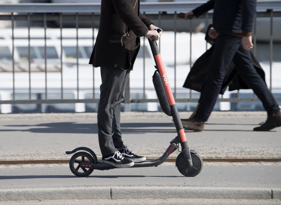 STOCKHOLM 20190416
En man använder en eldriven sparkcykel från det svenska märket Voi. Lånas och betalas med hjälp av en app i telefonen.
Foto: Fredrik Sandberg / TT / kod 10080