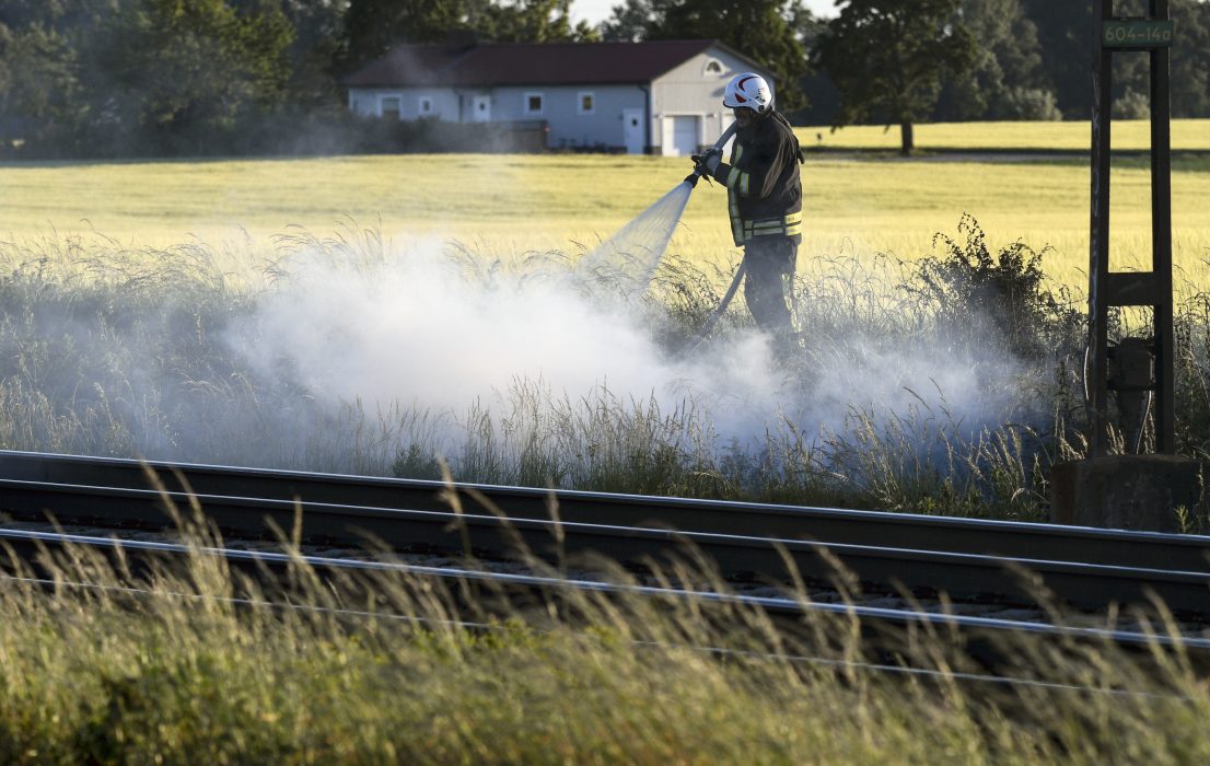 LUND 2016-06-10
Tågstopp södra stambanan. Räddningstjänsten arbetar med att släcka en gräsbrand i höjd med Flackarp på södra stambanan mellan Malmö och Lund på fredagskvällen. All tågtrafik mellan Malmö och Lund på södra stambanan står still.
Foto: Johan Nilsson / TT / Kod 50090