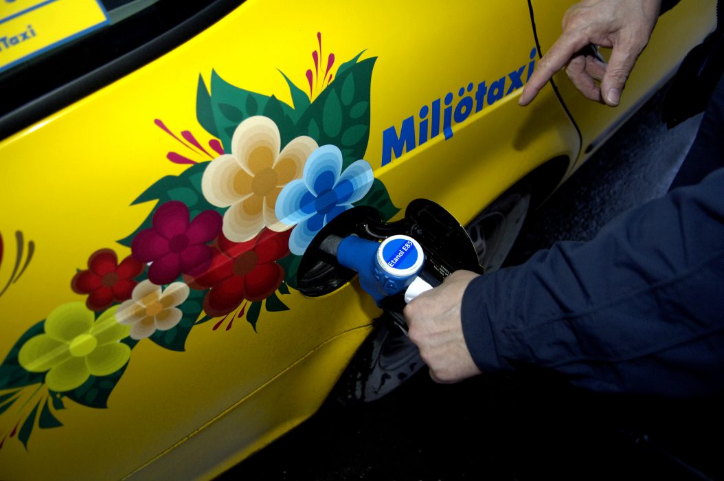 Det behövs mer alternativa drivmedel i tankarna för att klara riksdagens klimatmål.