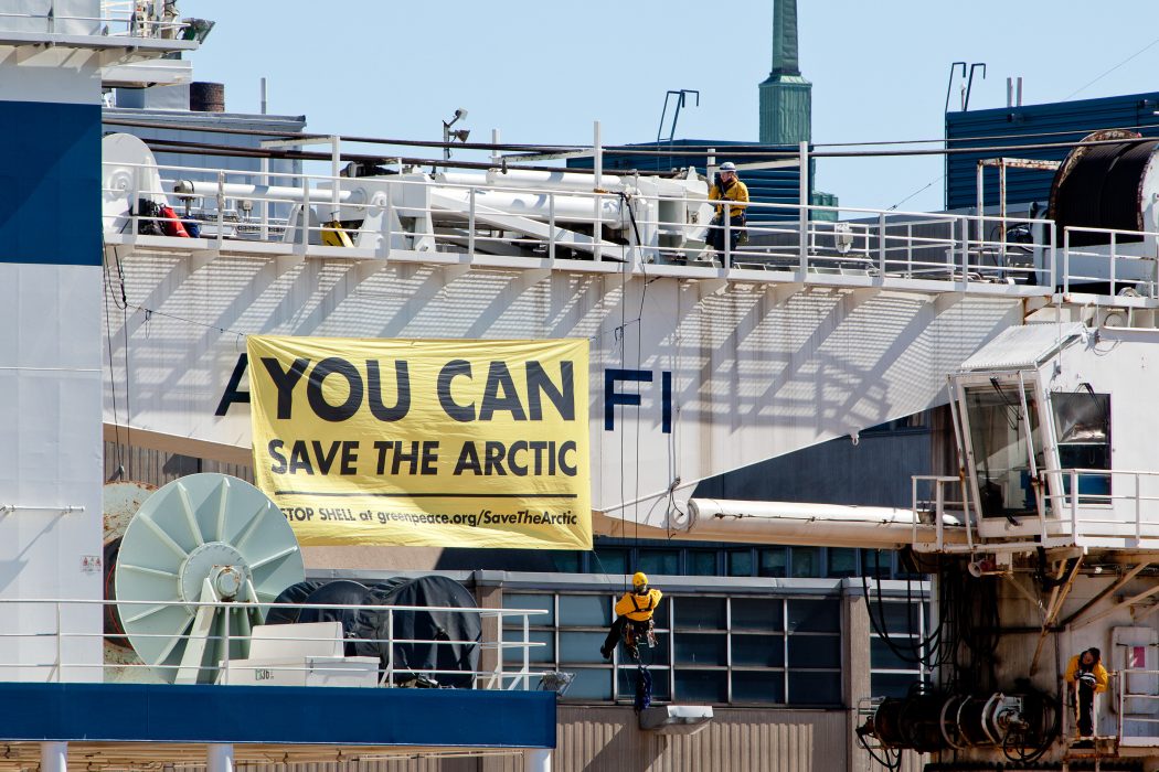 HELSINGFORS 20120501 :
Aktivister från Greenpeace ockuperar den finska isbrytaren Nordica på väg till Alaska, där fartyget ska bistå Shells provborrningar efter olja i två känsliga havsområden. De svenska aktivisterna uppmanar Sveriges regering, som är ordförande i Arktiska rådet, att verka för att skydda Arktis mot riskabel djuphavsborrning, och därmed göra framtida aktioner mot oljebolag onödiga.
Foto: Greenpeace / Matti Snellman / Handout / kod 10500
**OBLIGATORISK BYLINE: Greenpeace / Matti Snellman / **
**Endast för redaktionell användning. Bilden kommer från en extern källa och distribueras i sin ursprungliga form som en service till våra abonnenter**