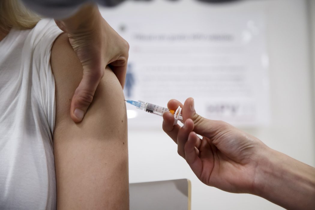 OSLO 20161031.
En kvinne får en sprøyte med HPV-vaksine på St. Hanshaugen helsestasjon i Oslo mandag. Fra 1.november vil kvinner født i 1991 og senere få tilbud om gratis HPV-vaksinering.
Foto: Heiko Junge / NTB scanpix / TT / kod 20520