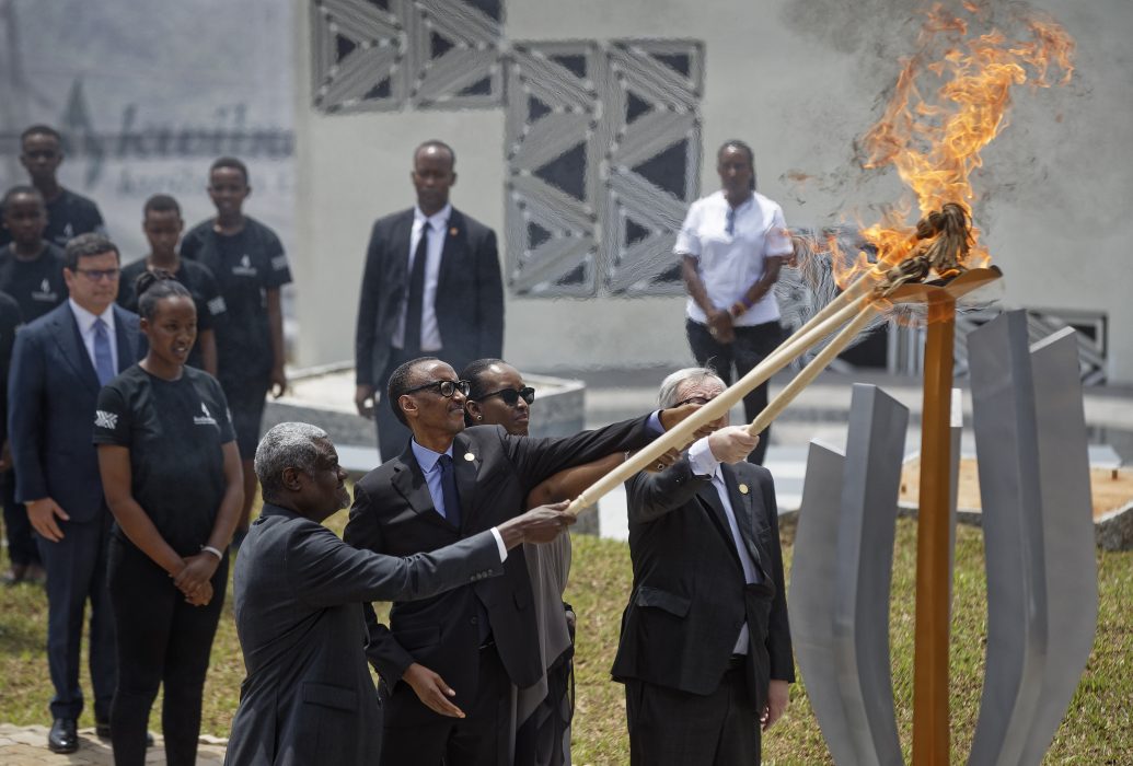 Rwandas president Paul Kagame, i mitten, tänder en minneseld i Kigali.
