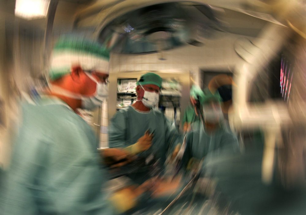 STOCKHOLM 2004-09-15 : Med anledning av Europeiska donationsdagen som infaller på lördag 18 september
bjöd idag Karolinska Institutet i Huddinge in ett antal journalister och fotografer att närvara vid en njurtransplantation med modernaste teknologi.
Huvudoperatören Bo Anderberg transplanterade med hjälp av robotkamera och assisterade gjorde Henrik Gjertsen och Op sköterskan Satu Rantanen. Operationen tog dryga 3 timmar.
Foto: JACK MIKRUT kod: 1013
COPYRIGHT SCANPIX SWEDEN
