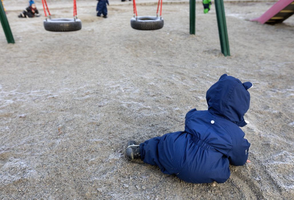 Andelen anställda med förskollärarexamen på svenska förskolor minskar.