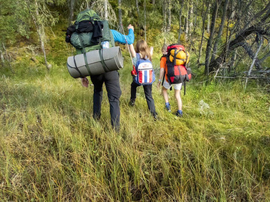 Trondheim 20180908.
Unger og voksen med ryggsekk ute på tur i skogen..
Modellklarert. Brukes i positiv sammenheng.
Foto: Gorm Kallestad / NTB scanpix / TT / kod 20520