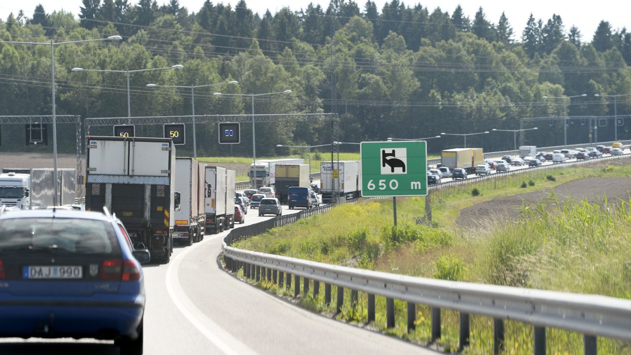 STOCKHOLM 2013-06-20
Midsommartrafik på E4 / E20 vid avfarten till Rönninge på torsdagen.
Foto: Maja Suslin/ SCANPIX / Kod 10300