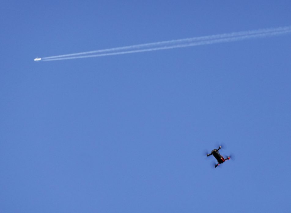 Tjøme 20180602.
Drone i luften med et passasjerfly passerende i god høyde på himmelen.
Foto: Erik Johansen / NTB scanpix / TT / kod 20520