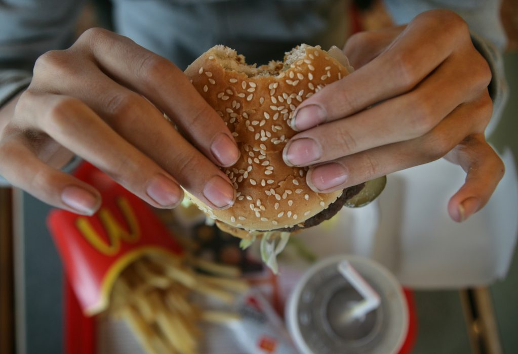 STOCKHOLM 20061102
Hamburgerrestaurang. En tonåring äter sin måltid på McDonald's, en hamburgare med läsk och pommes frites
Foto Fredrik Sandberg / SCANPIX / Kod 10180