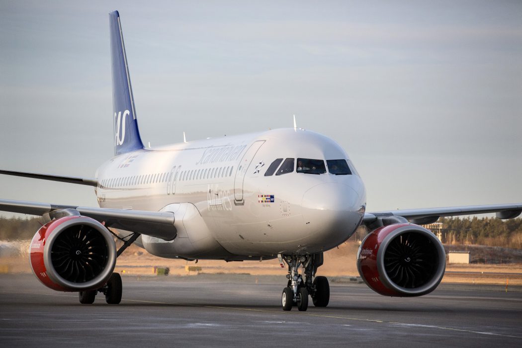 STOCKHOLM 20170103
Som första bolag i världen har Swedavia köpt in 450 ton biobränsle till flyget. Här kommer det nya SAS-flygplanet Airbus 320 Neo in för premiärtankning med det förnyelsebara bränslet.
Foto: Christine Olsson / TT / Kod 10430