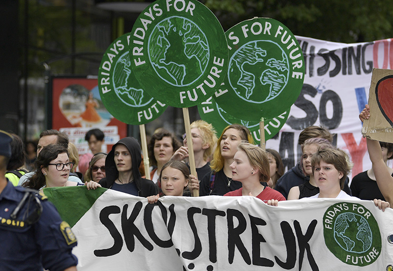 STOCKHOLM 20190524
Greta Thunberg deltar i demonstrationen Global Strike for Future, som gÂr frÂn HumlegÂrden till Kungstr‰dgÂrden i Stockholm.
Foto: Janerik Henriksson / TT kod 10010